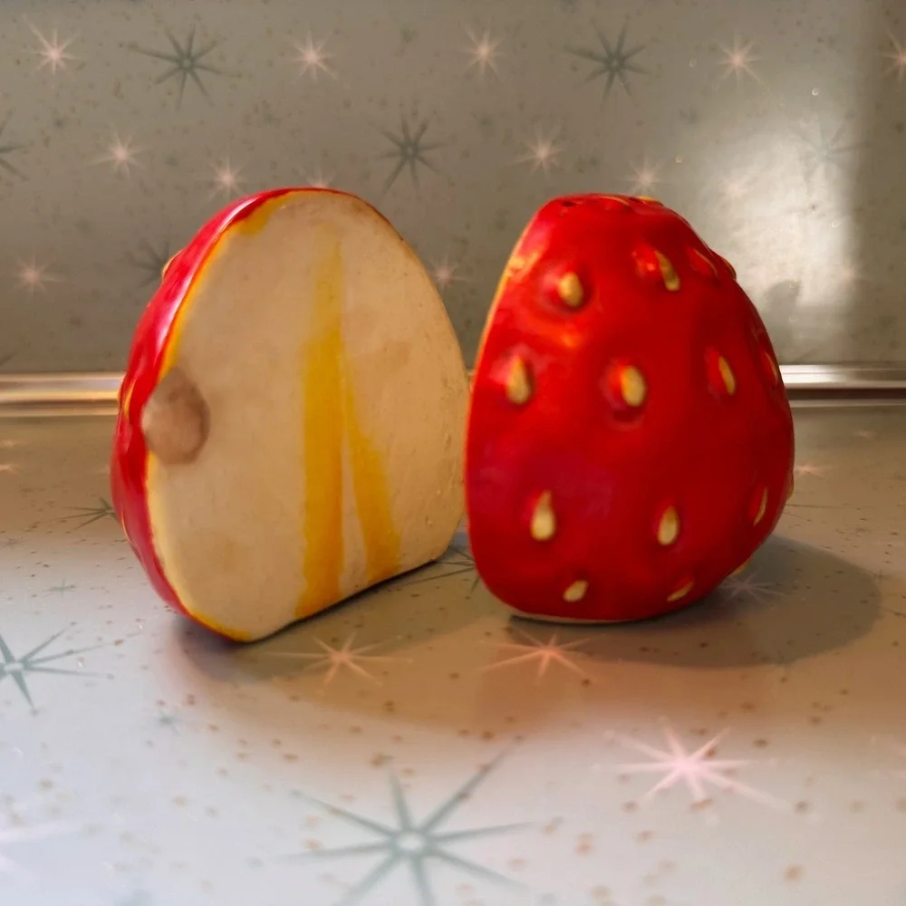 Vintage‎ Strawberry Salt & Pepper Shaker Set Ceramic Kitsch Kitchen Cottagecore